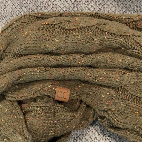 C. C infinity scarf. - Picture 1 of 7